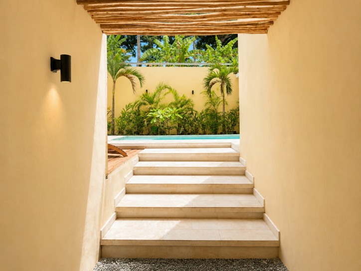Escalera al mezzanine dentro de la cabaña de Nomara