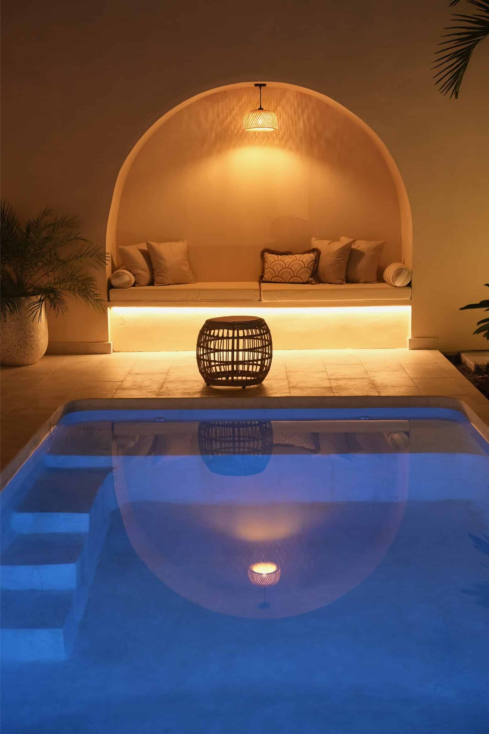 Piscina privada de Nomara al atardecer