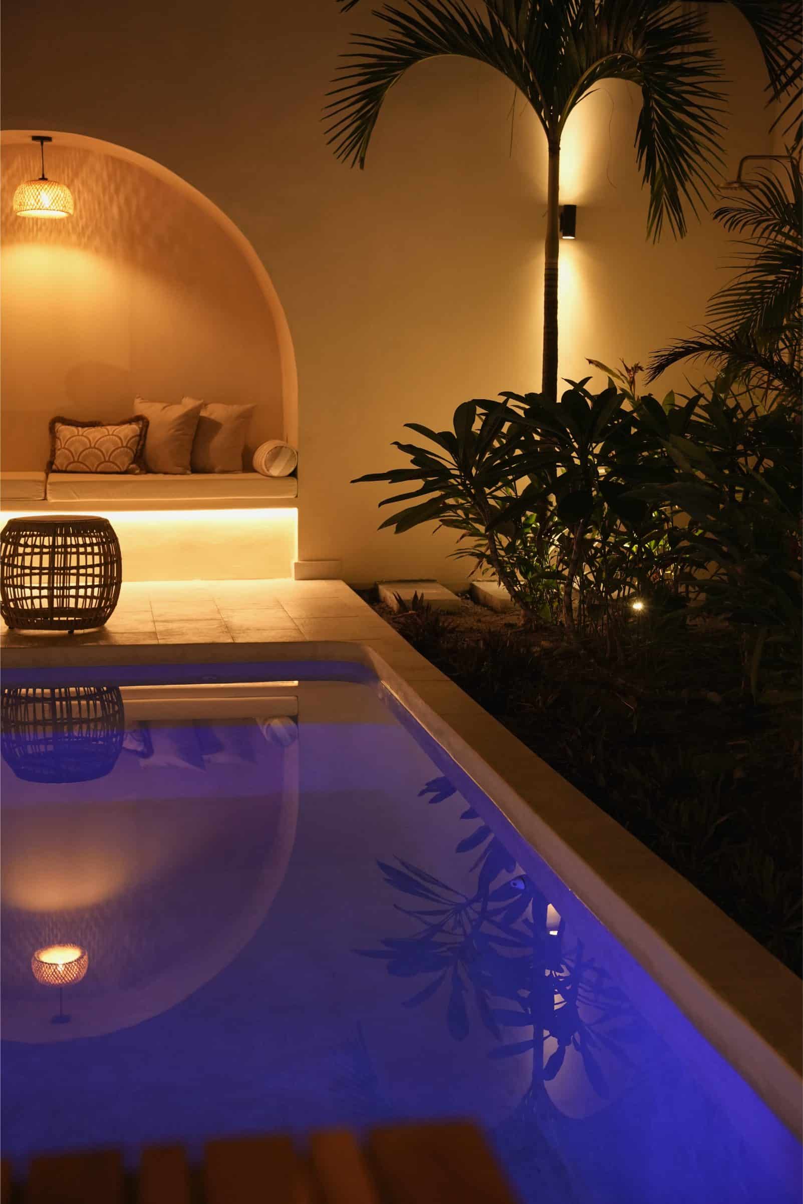 Piscina privada de Nomara entre plantas, de noche