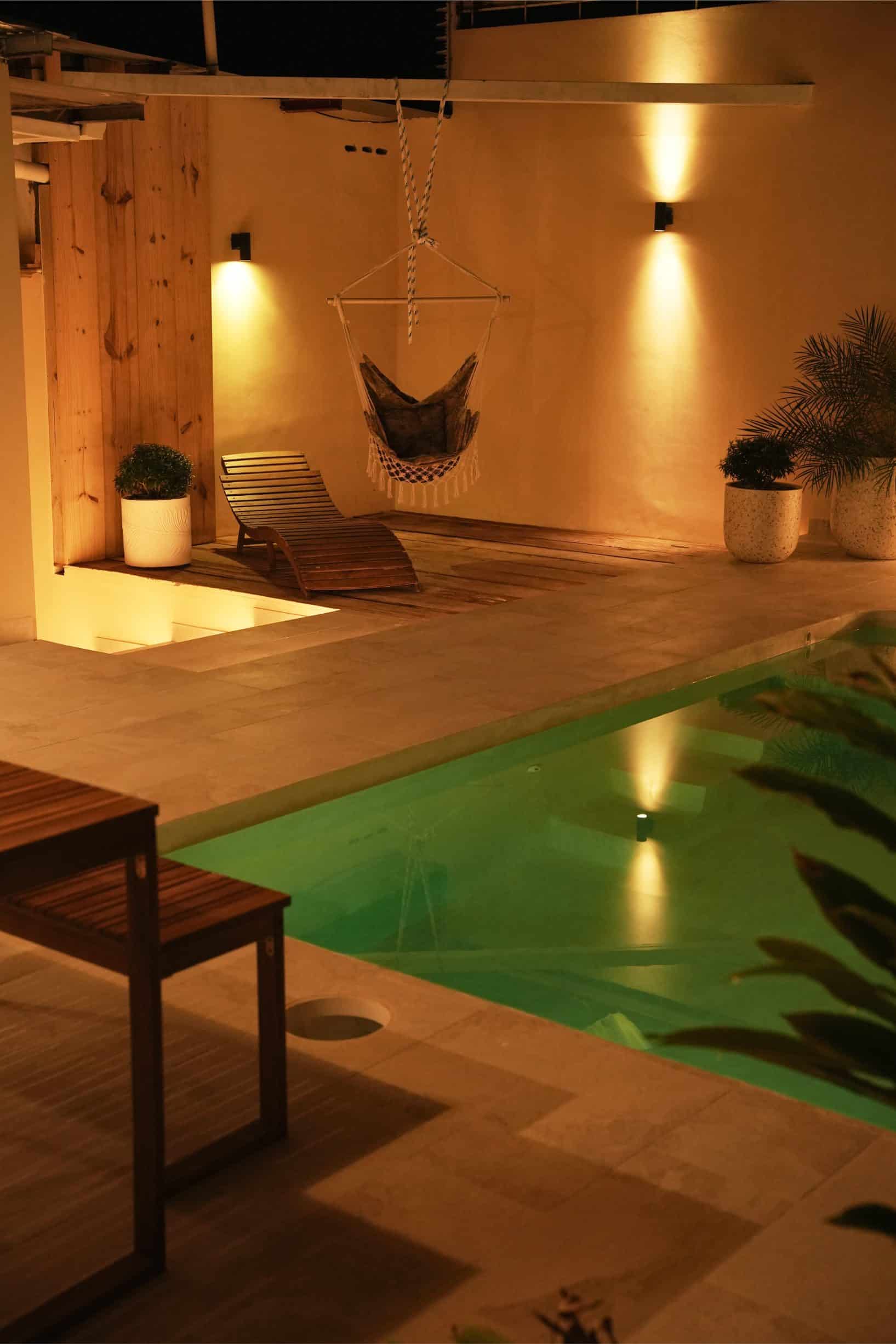 Piscina privada y jardín de Nomara al anochecer