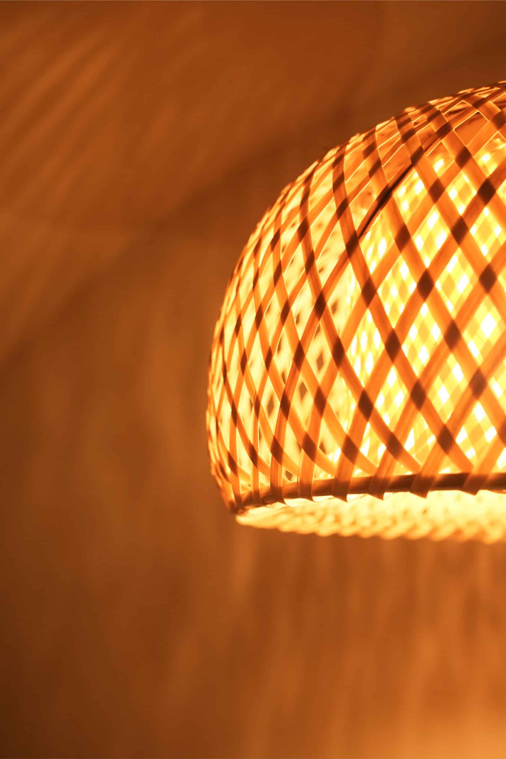 Detalle de iluminación en la cabaña de Nomara