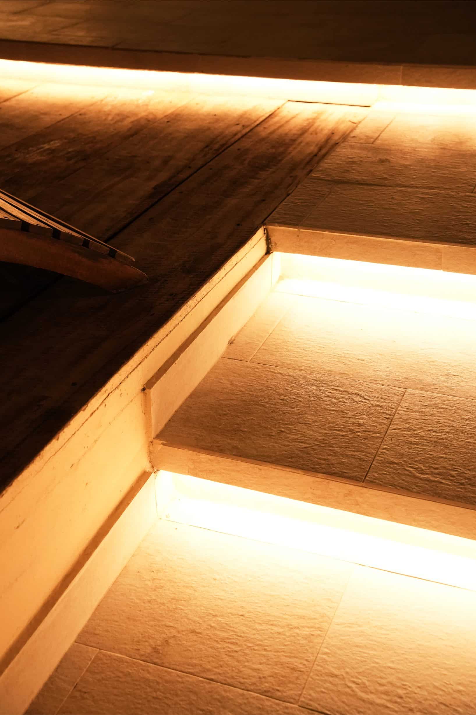 Detalle iluminado del jardín de Nomara