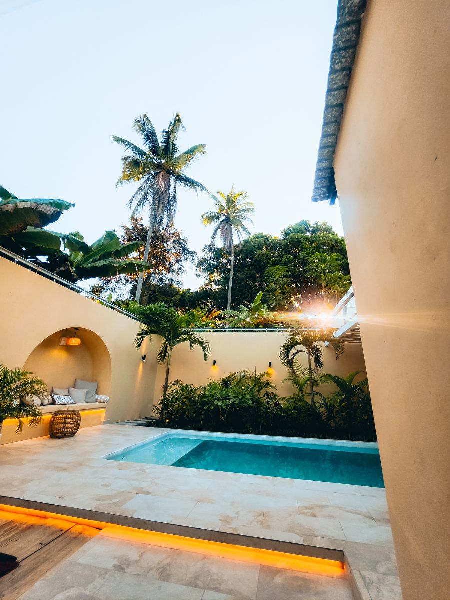 Piscina de Nomara con el sol de la mañana