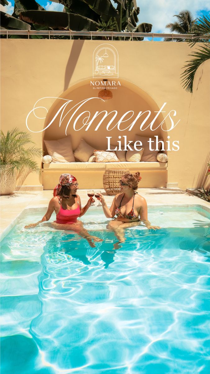 Amigas brindando en la piscina de Nomara