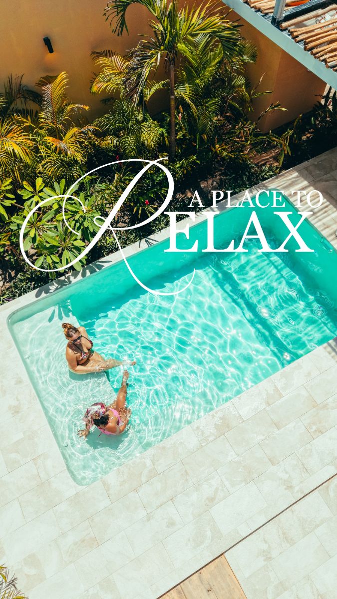 Amigas en la piscina de Nomara, vista desde arriba