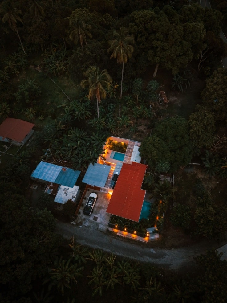 Nomara de noche rodeada de árboles, vista aérea
