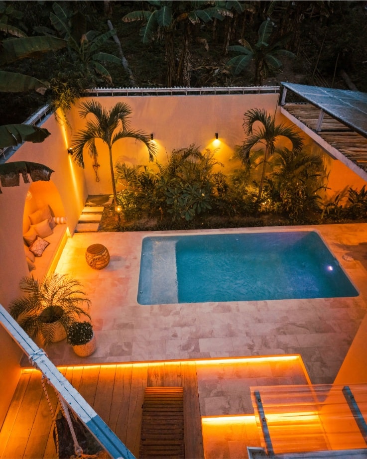Piscina de Nomara con luces cálidas al anochecer
