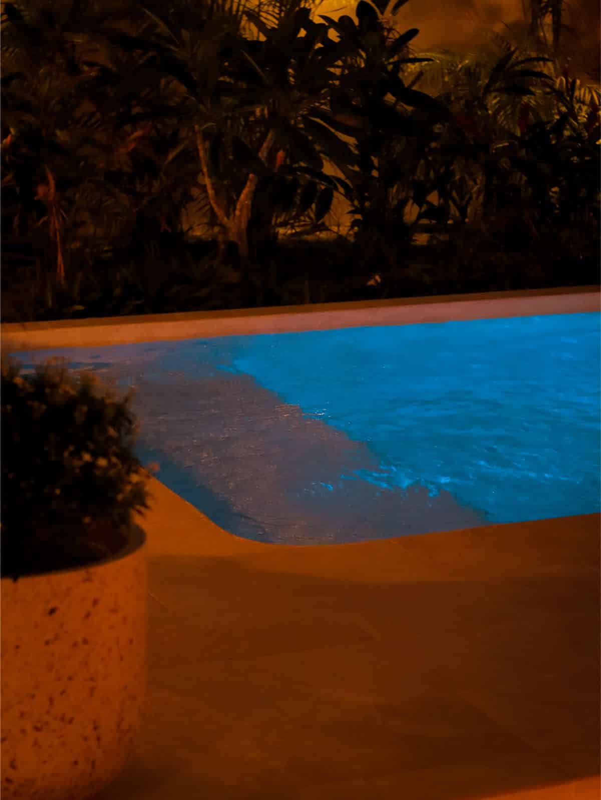 Piscina de Nomara iluminada en azul de noche