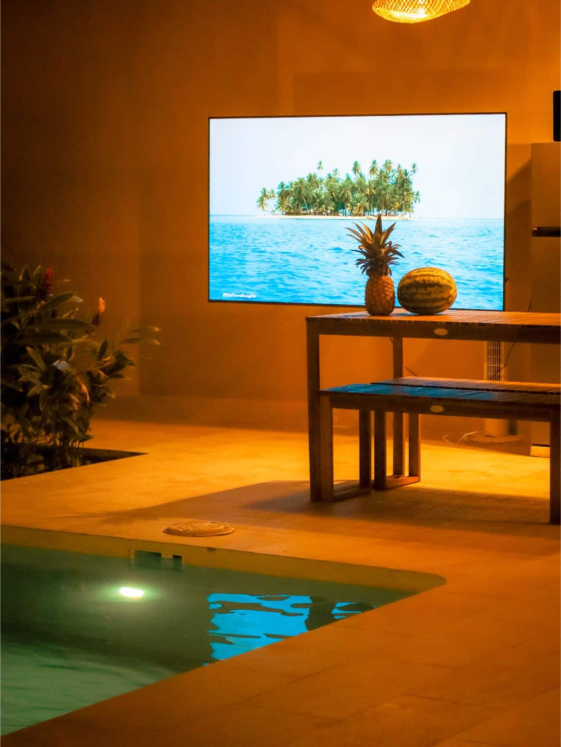 TV y mesa junto a la piscina de Nomara